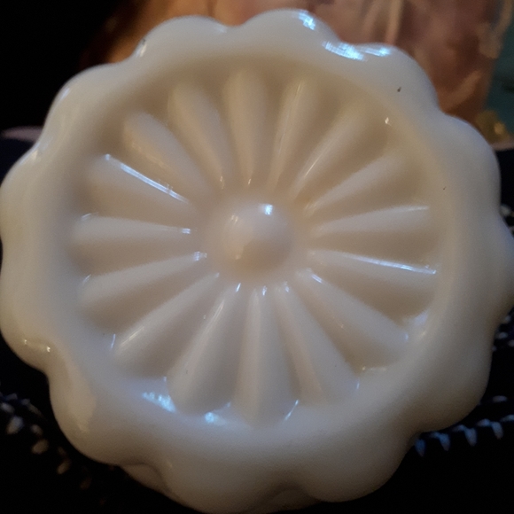 Vintage milk glass pineapple bud vase - Picture 3 of 4